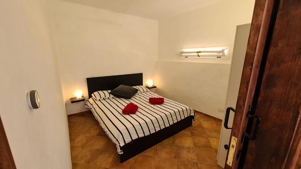 1 dormitorio con 1 cama con 2 almohadas rojas en Oasis house, en Nazaret