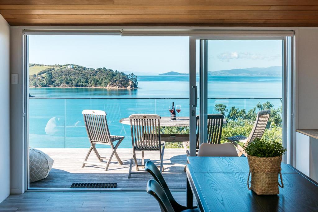 sala de estar con vistas al océano en Ocean View, en Te Whau Bay