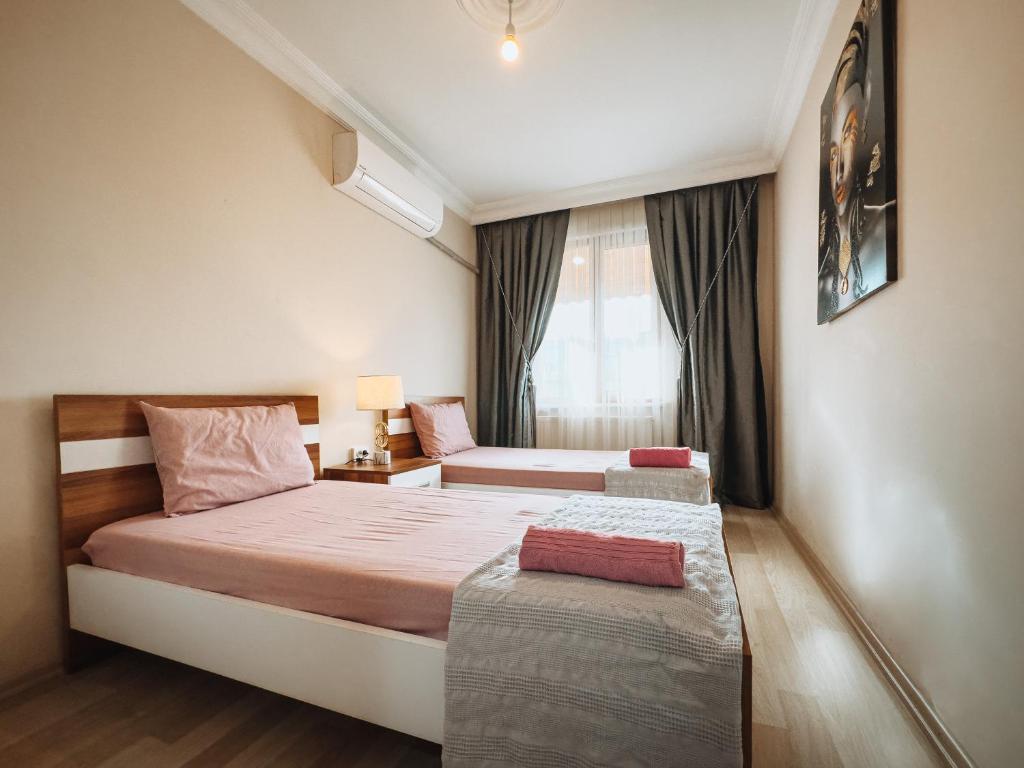 1 Schlafzimmer mit 2 Betten und einem Fenster in der Unterkunft YILDIRIM LIFE APART in Istanbul