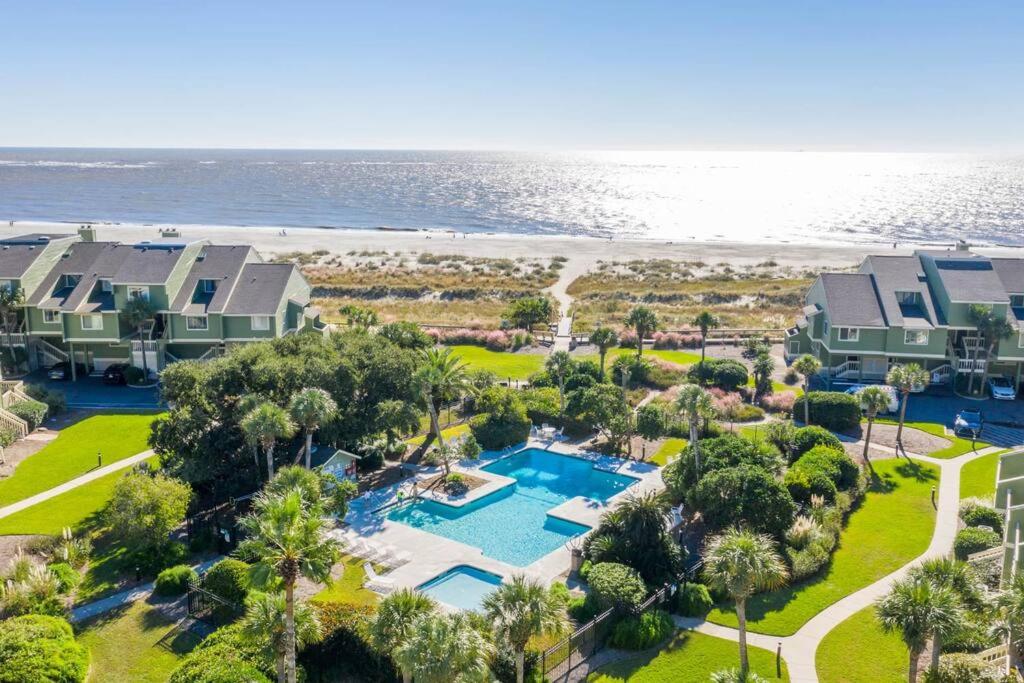 una vista aérea de un complejo con piscina y playa en Mariner's Walk 10F - Charming Oceanview! Two-Story Villa!, en Isle of Palms