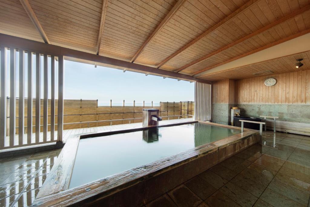 Bazén v ubytování Ooedo Onsen Monogatari Premium Shiomiso nebo v jeho okolí