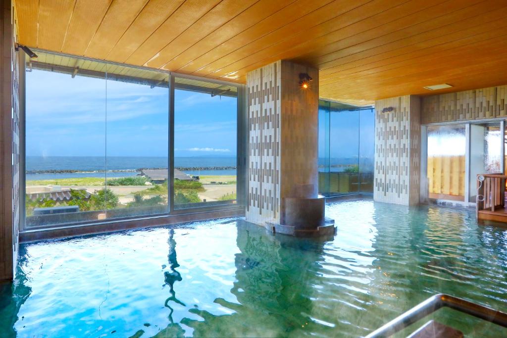 Bazén v ubytování Ooedo Onsen Monogatari Premium Shiomiso nebo v jeho okolí