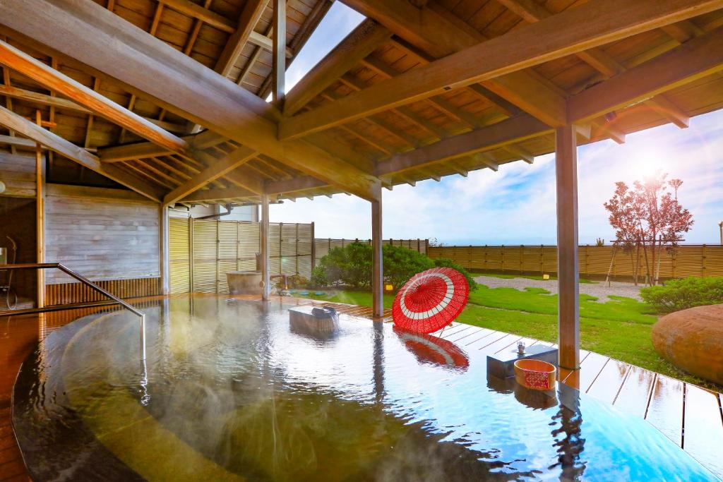 Bazén v ubytování Ooedo Onsen Monogatari Premium Shiomiso nebo v jeho okolí