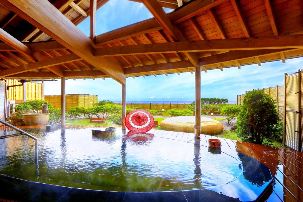 uma piscina de água com um objecto vermelho no meio em Ooedo Onsen Monogatari Premium Shiomiso em Murakami