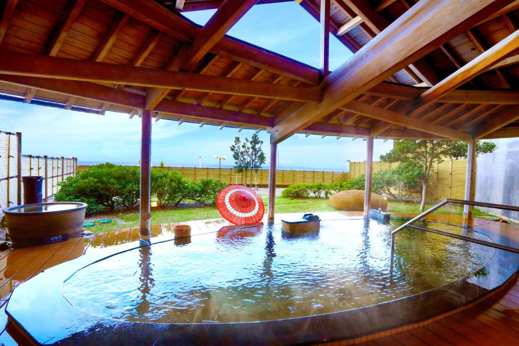 Bazén v ubytování Ooedo Onsen Monogatari Premium Shiomiso nebo v jeho okolí