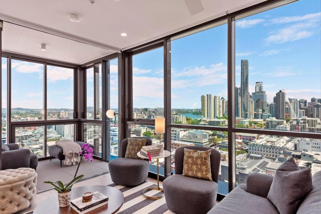 uma sala de estar com vista para a cidade em Prime Located Luxe 2 BR Sky Home/Sensational Views em Brisbane