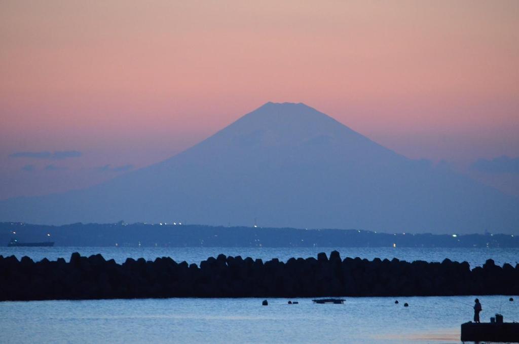 a mountain in the middle of a lake at sunset at 千葉地域ランキング1位獲得の贅沢な貸別荘全4棟 