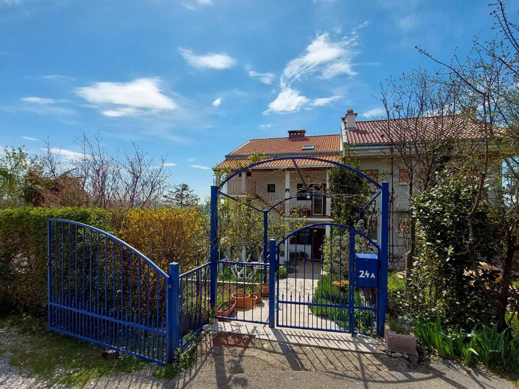une porte bleue devant une maison dans l'établissement Apartments Dara, à Crikvenica