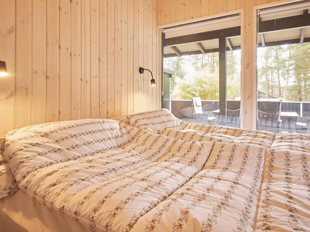 Una cama o camas en una habitación de Holiday home Aakirkeby II