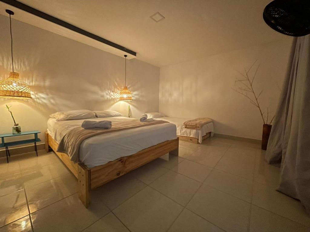 een slaapkamer met 2 bedden in een kamer bij Hotel Neblina Calima in Calima