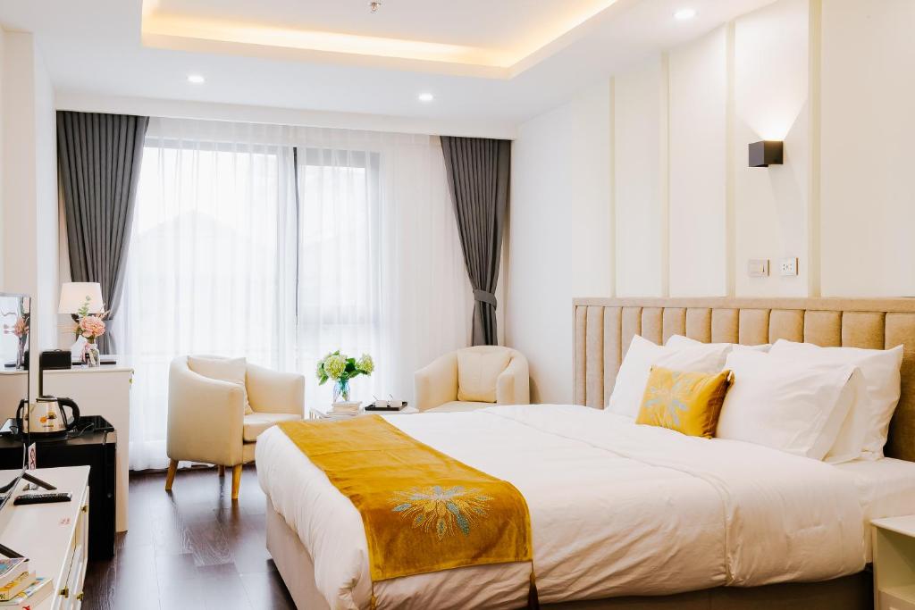 Postel nebo postele na pokoji v ubytování Royal Lotus Hotel