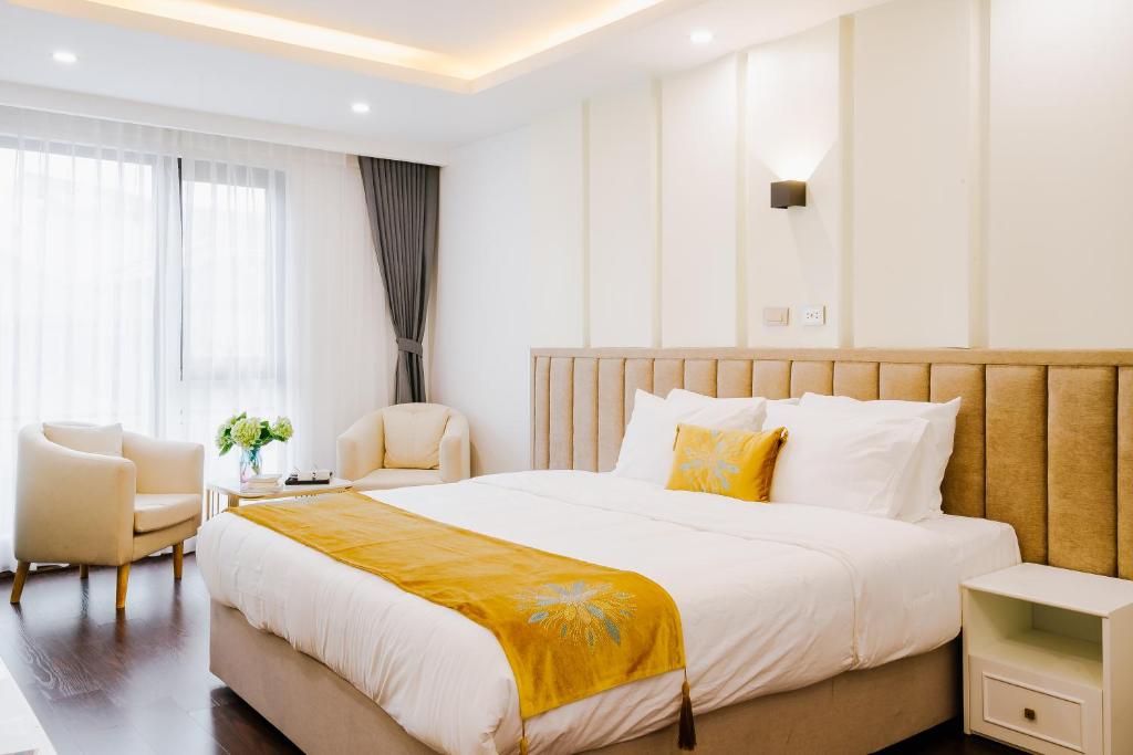 Postel nebo postele na pokoji v ubytování Royal Lotus Hotel