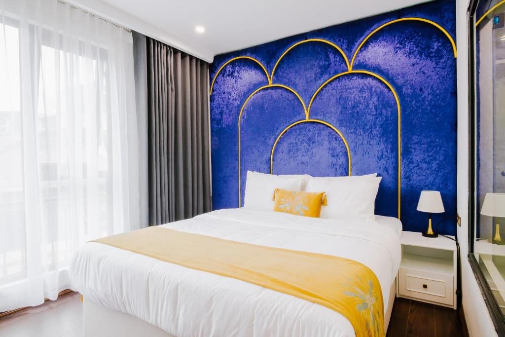 Postel nebo postele na pokoji v ubytování Royal Lotus Hotel