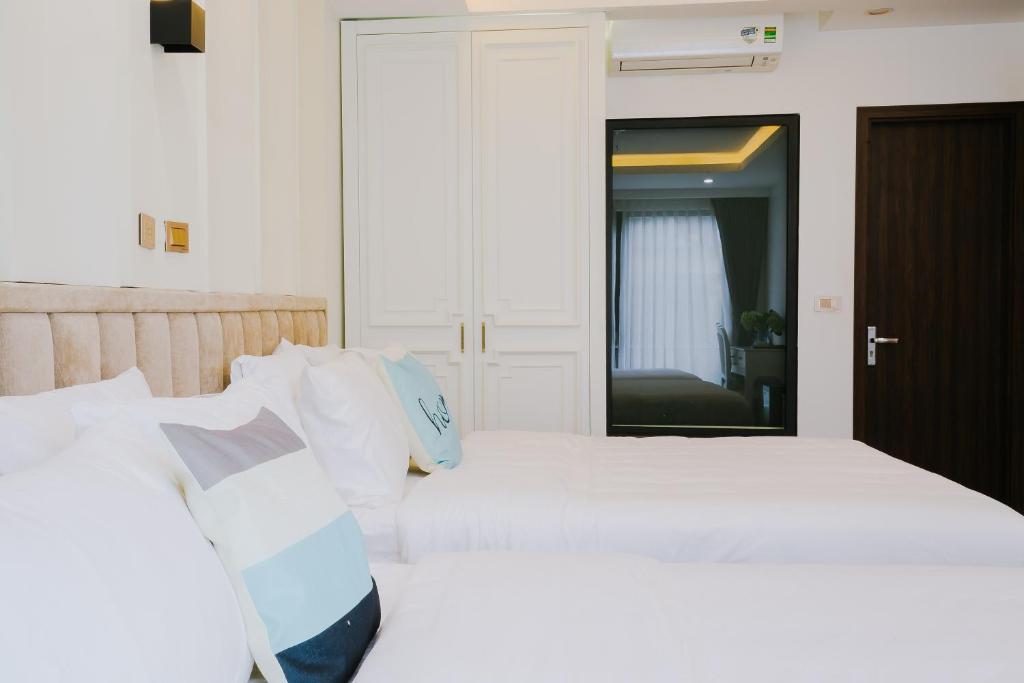 Postel nebo postele na pokoji v ubytování Royal Lotus Hotel