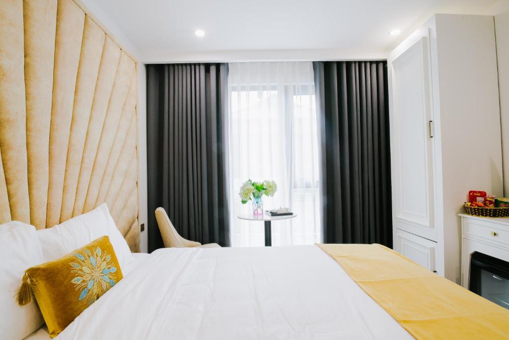 Postel nebo postele na pokoji v ubytování Royal Lotus Hotel