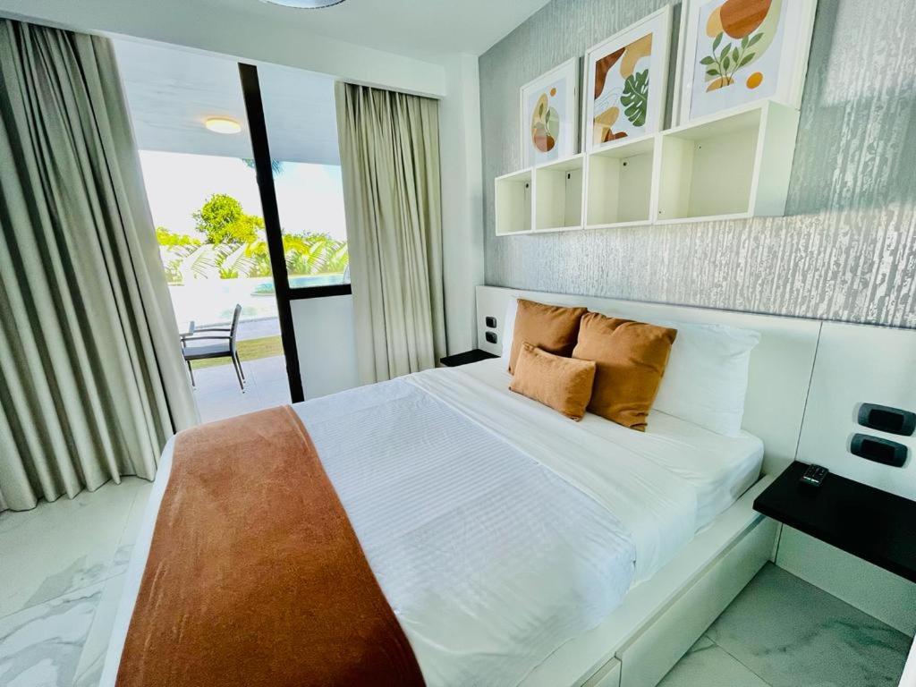 En eller flere senger på et rom på Cana Rock Star luxury condo, Casino, golf, beach in Hard Rock área