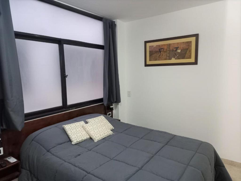 1 dormitorio con cama y ventana grande en Moderno Apartamento Mendoza Céntrico en Mendoza