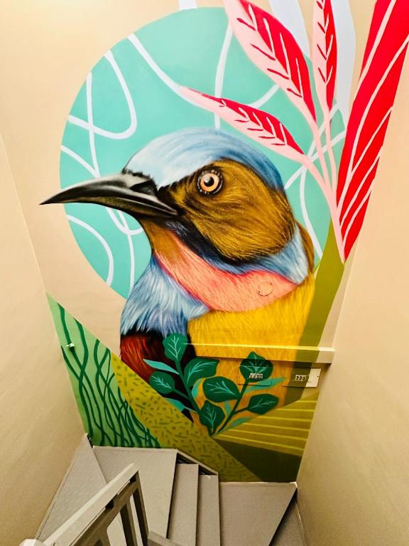 una caja con una pintura de un pájaro en ella en Prívate room close to the Dorado AirPort Bogota, en Bogotá