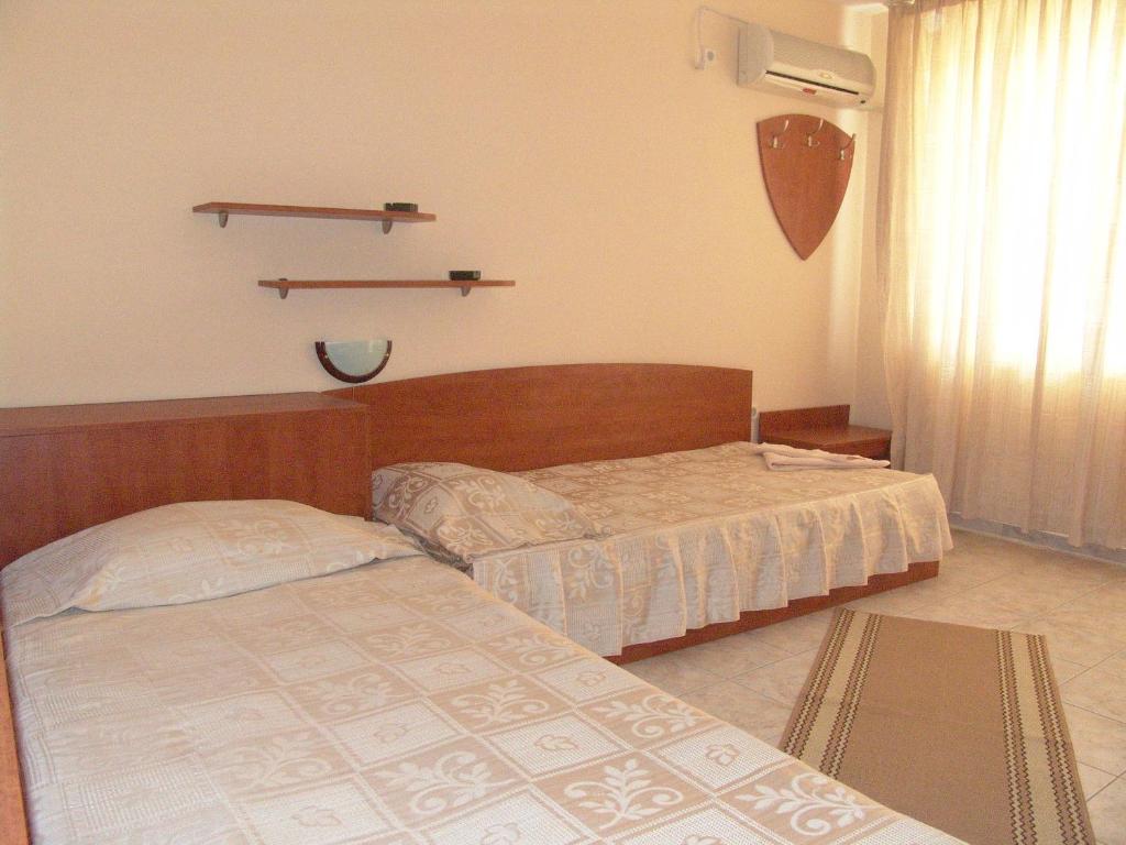 Un pat sau paturi într-o cameră la Family Hotel Andreev