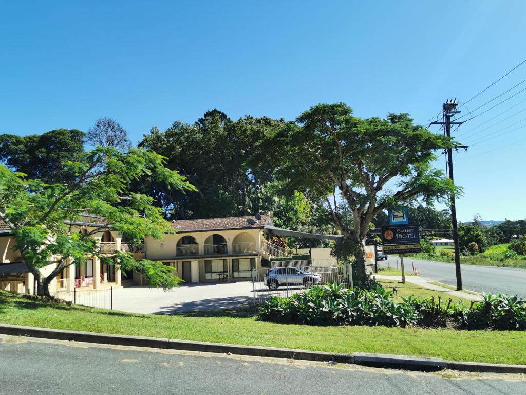 a building on the corner of a street at Gallery Motel in Murwillumbah