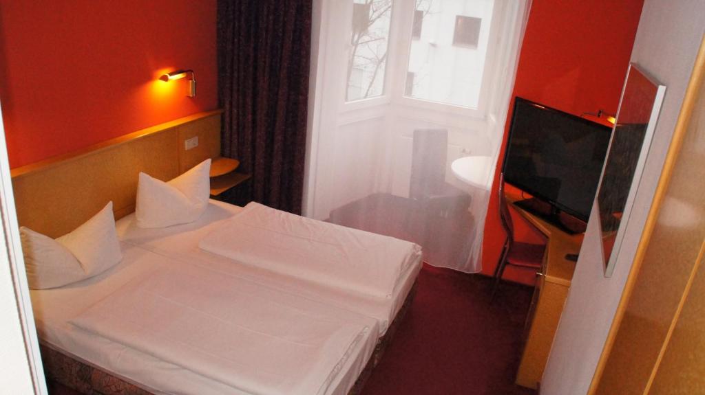 Postel nebo postele na pokoji v ubytování Hotel am Buschkrugpark
