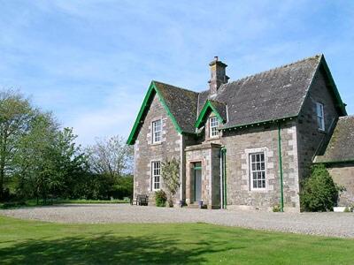 The Factors House - 25752 في Kilmartin: منزل حجري كبير بسقف أخضر