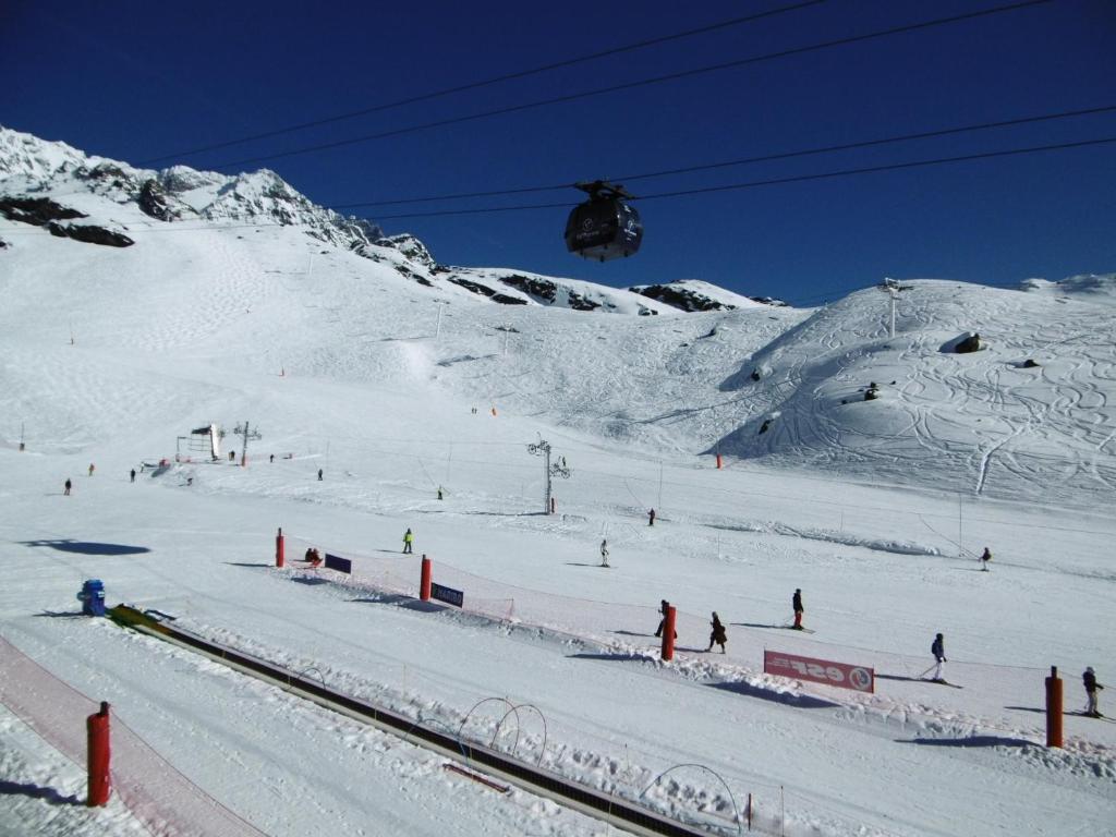 ヴァル・トランスにあるRoc de Pécletの雪山を下る人々