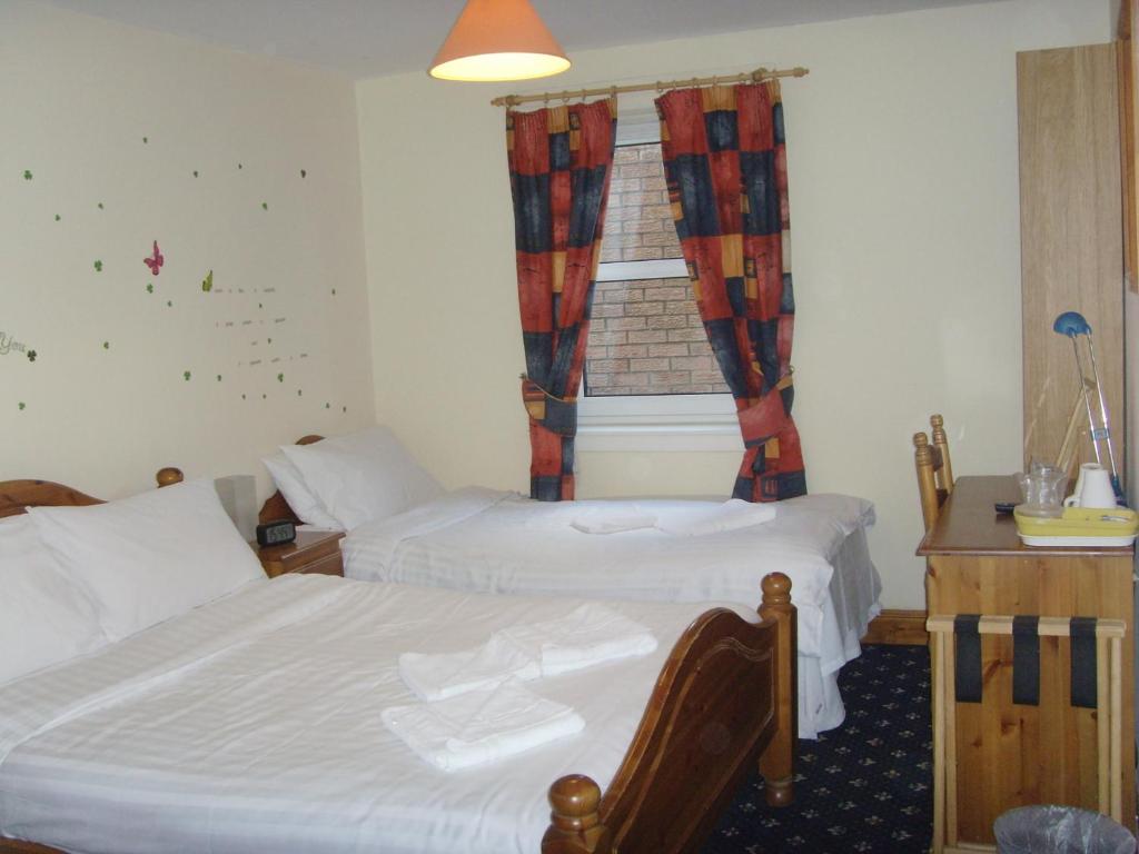 Postel nebo postele na pokoji v ubytování Twin Lions Hotel