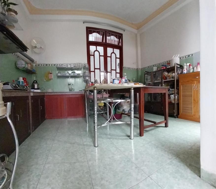 una cucina con tavolo al centro di una stanza di Guesthouse Big Lucky a Da Lat