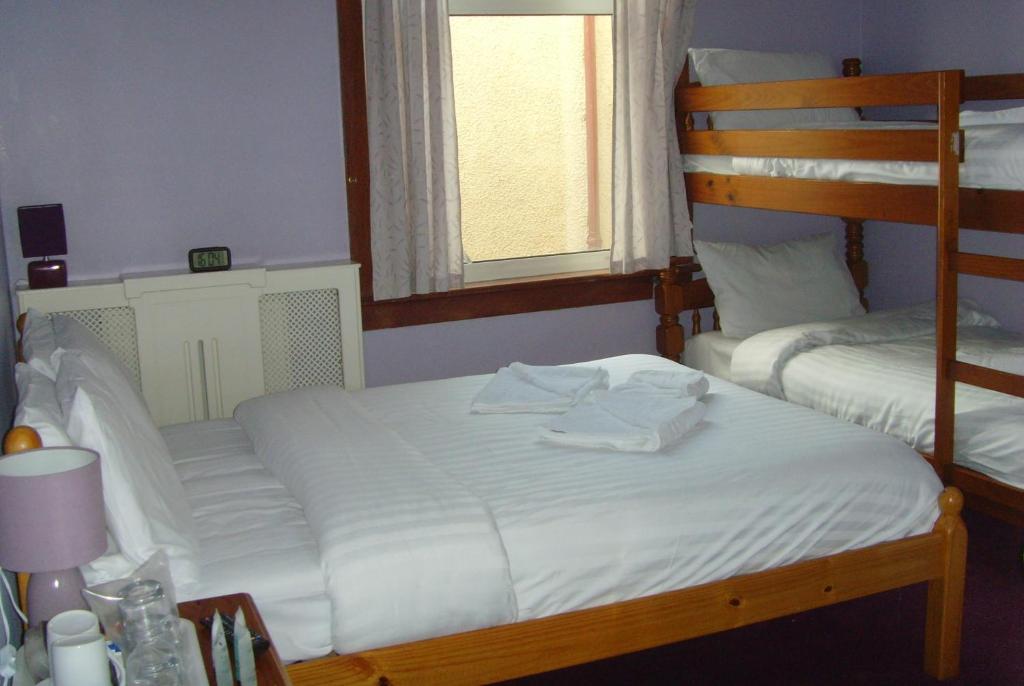 Twin Lions Hotel - Family Room With Garden View And Shared Bathroom