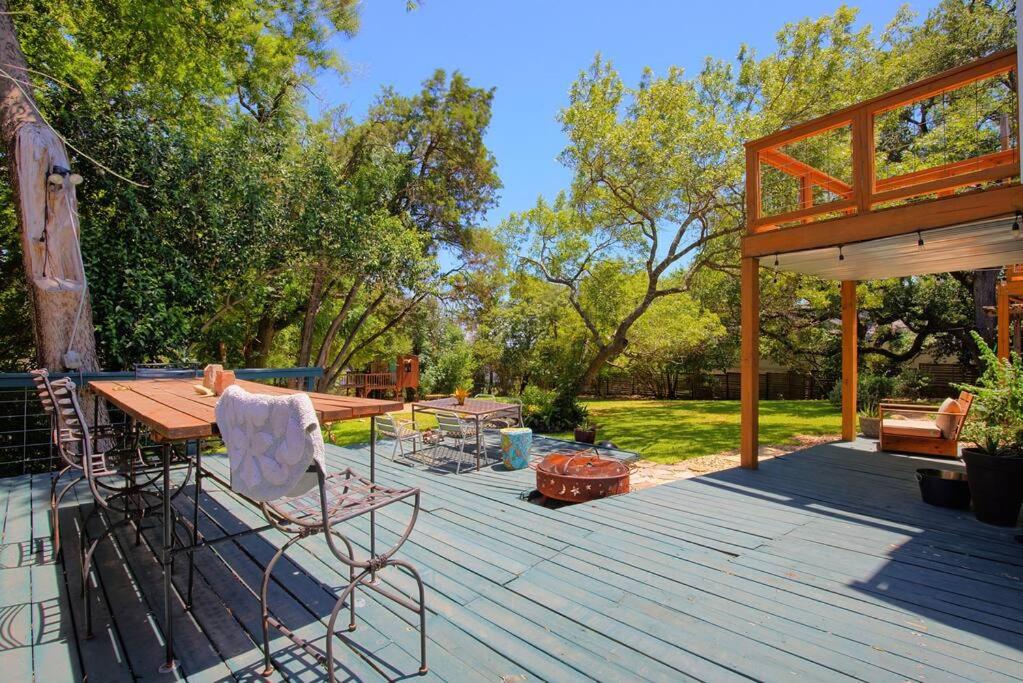 een houten terras met een tafel en stoelen erop bij 3b2b Hidden Oasis in the Hills-Close to Downtown in Austin