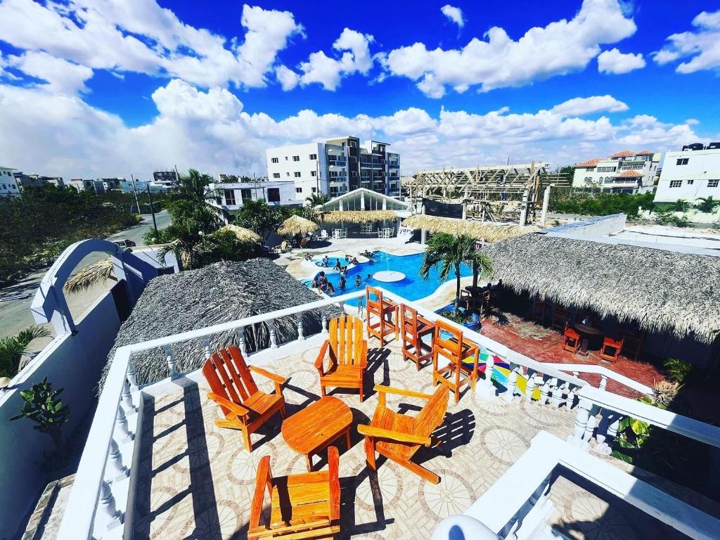 Blick auf eine Terrasse mit Stühlen und einem Pool in der Unterkunft Hotel Sol Azul in La Romana