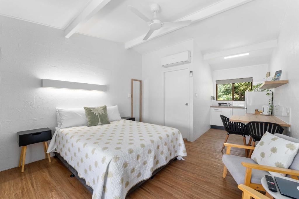 Postel nebo postele na pokoji v ubytování Kinka Palms Motel