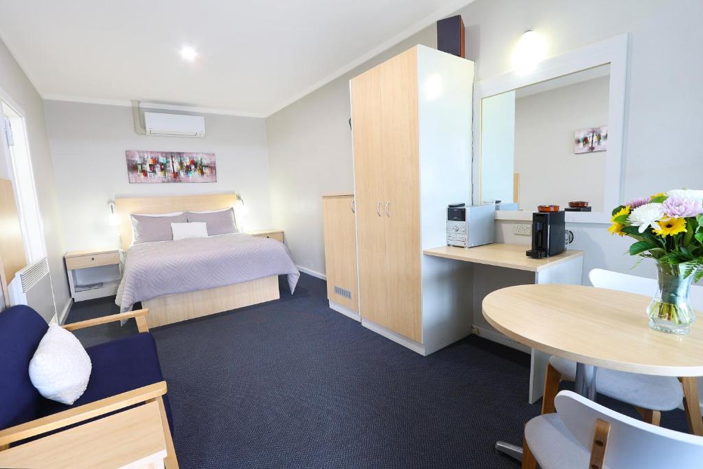 Postel nebo postele na pokoji v ubytování Nebula Motel