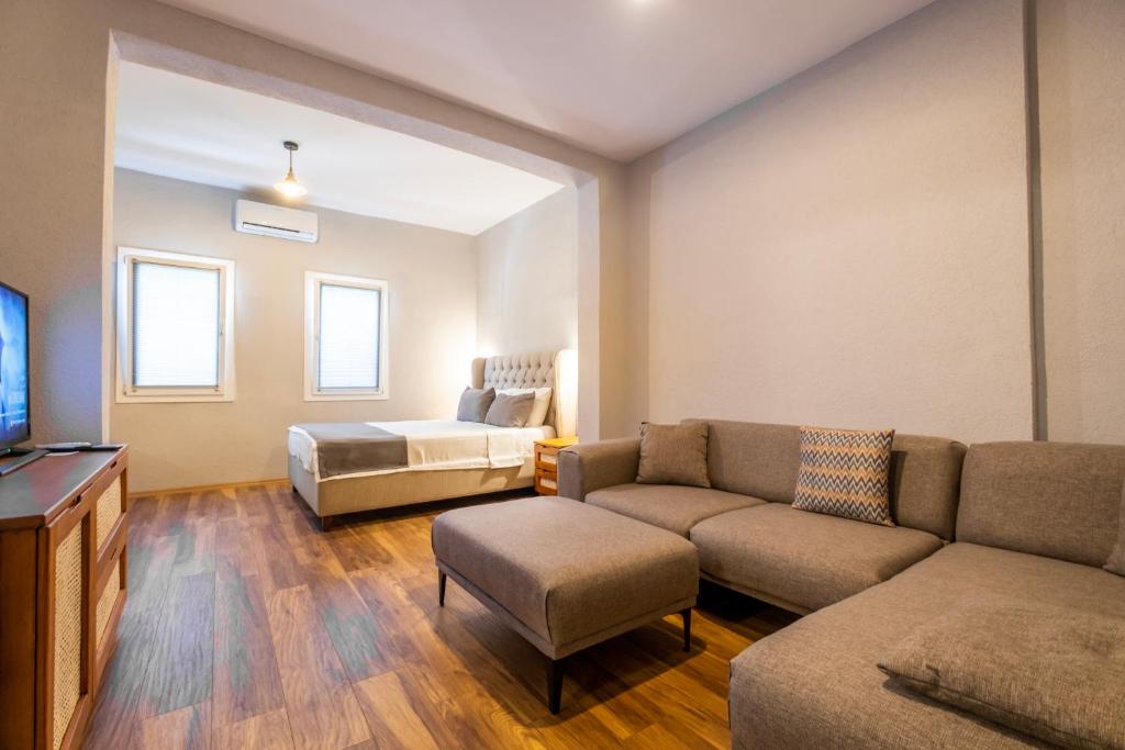 A television and/or entertainment centre at Hotel Centro Bodrum