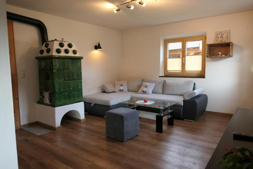 un soggiorno con divano e camino di Appartement Nummer 12 a Going