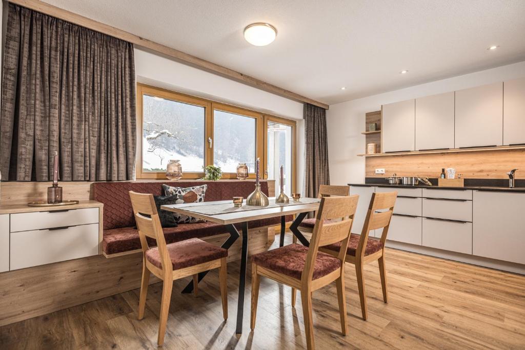 Kuchyň nebo kuchyňský kout v ubytování Hotel Gasthof Stoanerhof