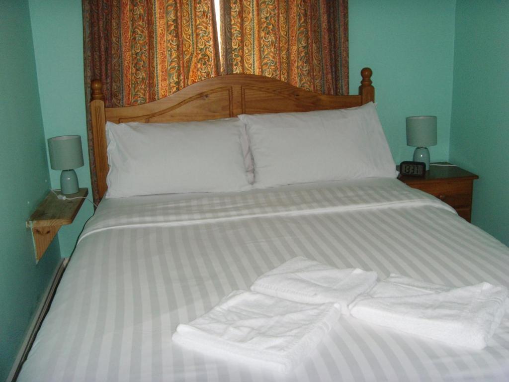 Twin Lions Hotel - Double Room With Shared Bathroom