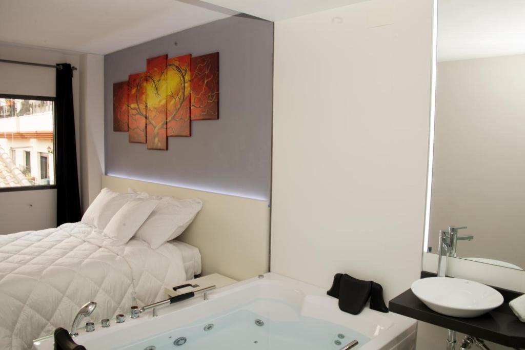 Postel nebo postele na pokoji v ubytování Alcalá del Jucar Hotel Pelayo