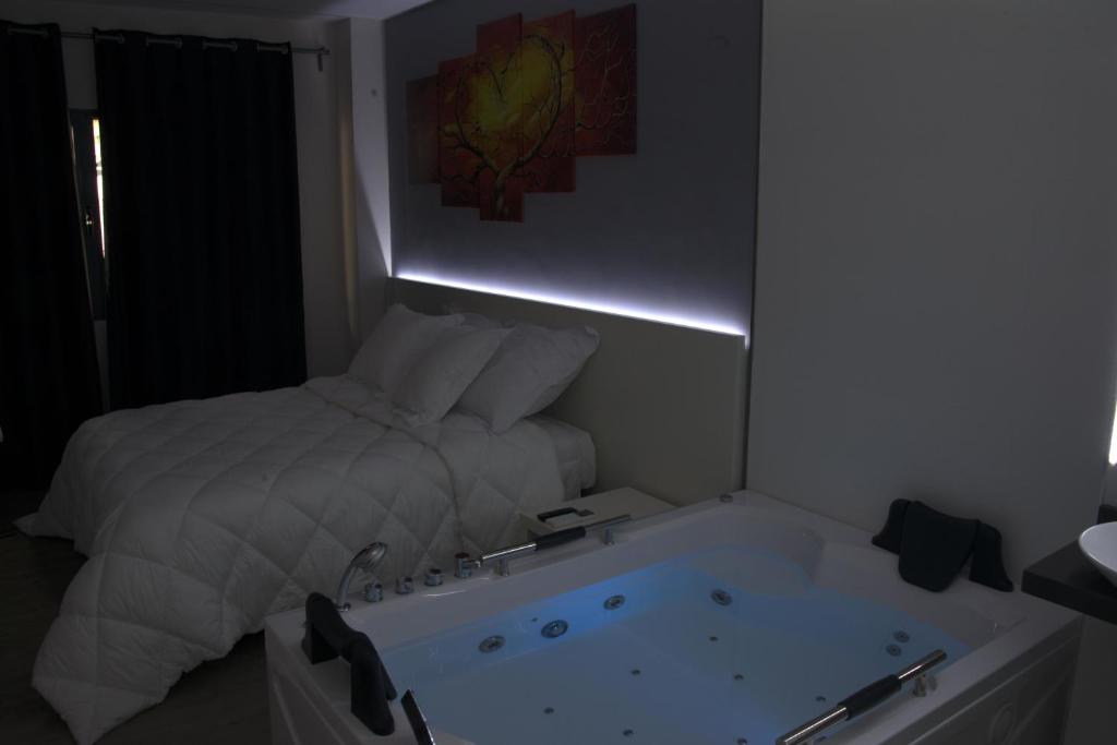 Postel nebo postele na pokoji v ubytování Alcalá del Jucar Hotel Pelayo