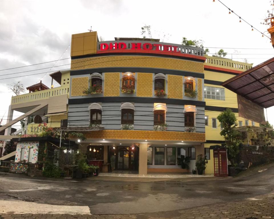 Banjar的住宿－HOTEL DHD，前面有标志的建筑
