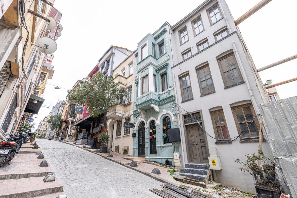 eine Kopfsteinpflasterstraße in einer Stadt mit Gebäuden in der Unterkunft Calanthe Residence in Istanbul