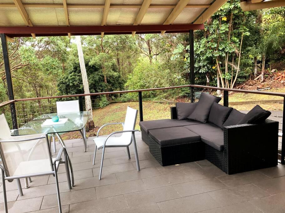 Posezení v ubytování Noosa hinterland acreage close to the beach