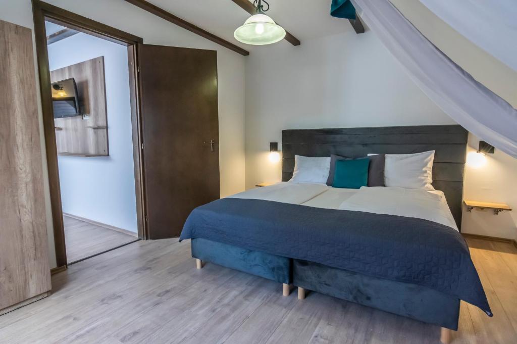Postel nebo postele na pokoji v ubytování Hotel Bacchus