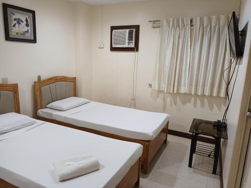 Postel nebo postele na pokoji v ubytování Mactan Pension House