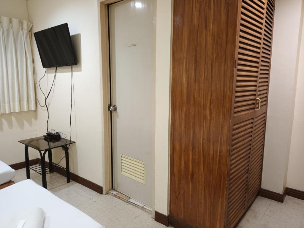 TV a/nebo společenská místnost v ubytování Mactan Pension House