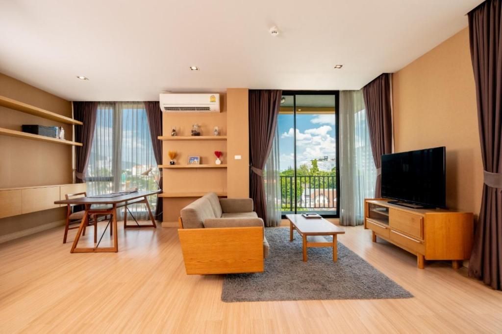TV a/nebo společenská místnost v ubytování Sanae' Hotel Nimman