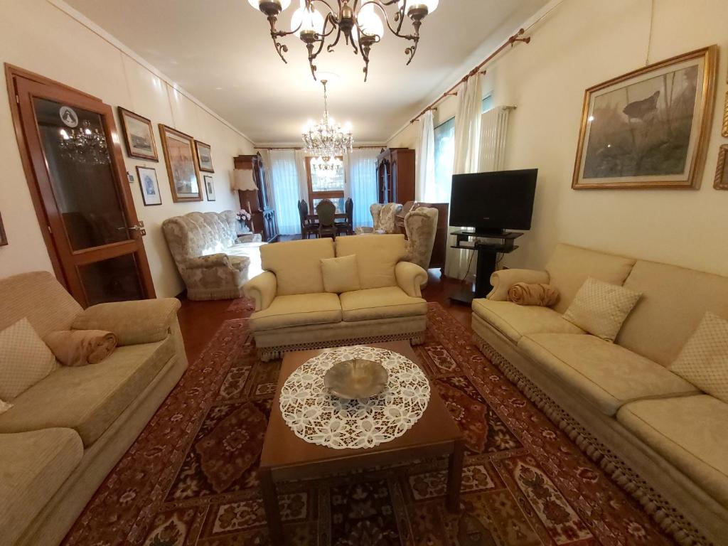 Sala de estar con sofás y mesa de centro en Villa Bice in Maresana, en Ponteranica