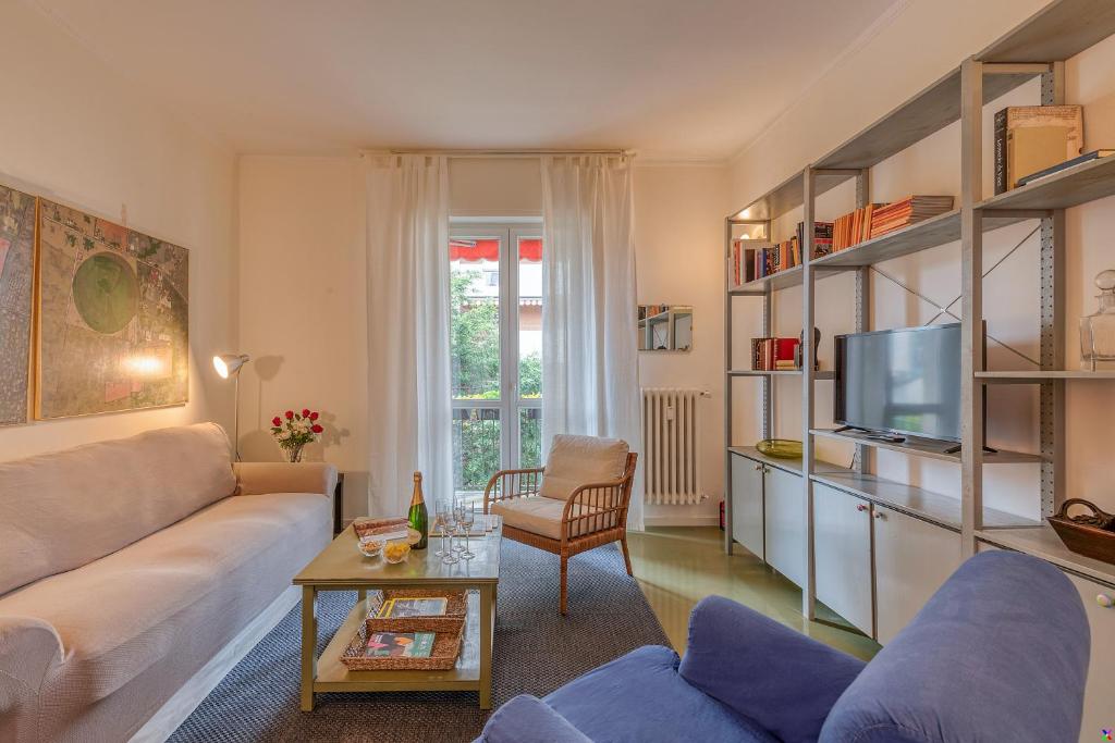 een woonkamer met een bank en een tv bij BnButler - Cesare Brivio, 21 - Ampio e Luminoso in Milaan