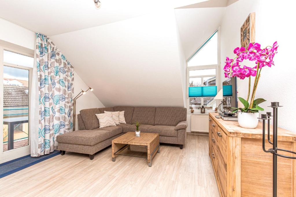 una sala de estar con un sofá y una mesa en Haus am Teich Wohnung 21, en Boltenhagen